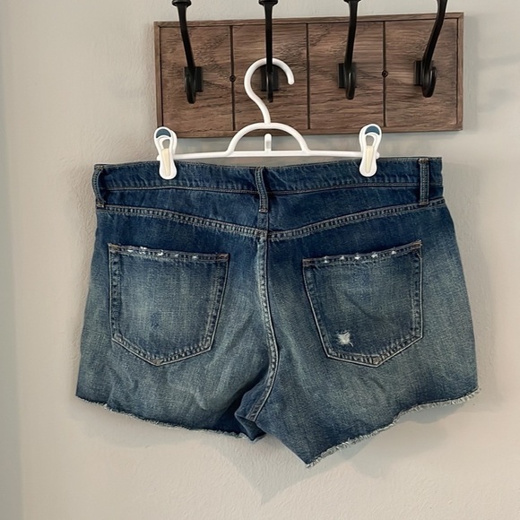 GAP Distressed Raw Hem Cut Off Shorts in a relaxed fit size 32 - Picture 2 of 6